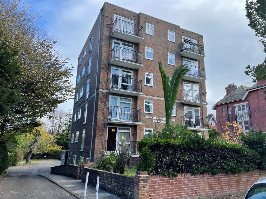 Lot: 32 - FLAT WITH GARAGE AND GARDEN IN NEED OF UPDATING - View of block from road